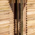 Luxusná šatníková skriňa Plissé Nature z prírodne hnedého masívneho dreva so zlatými rukoväťami na dvierkach 160cm