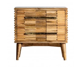 Mramorový nočný stolík Plissé Nature a masívneho dreva v naturálnej hnedej farbe so zásuvkami a zlatými rukoväťami 65cm