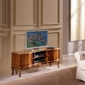 Luxusný rustikálny drevený TV stolík Clasica z masívu s poličkami a dvierkami s dekoratívnym vyrezávaním 133cm