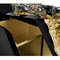 Vnútorný úložný priestor luxusnej art-deco komody zdobený plátkovým zlatom