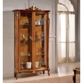Baroková vyrezávaná hnedá masívna vitrína Pasiones s presklenými dvierkami na nožičkách 197cm