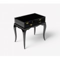 Luxusný čierny nočný stolík Mondrian z lakovaného masívu a čiernych skiel so zlatými detailmi a klasickými prvkami 63cm