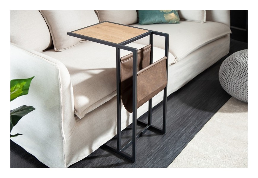 Stolík pre laptop Mquina v industriálnom prevedení s čiernou kovovou podstavou a hnedým vakom z eko kože