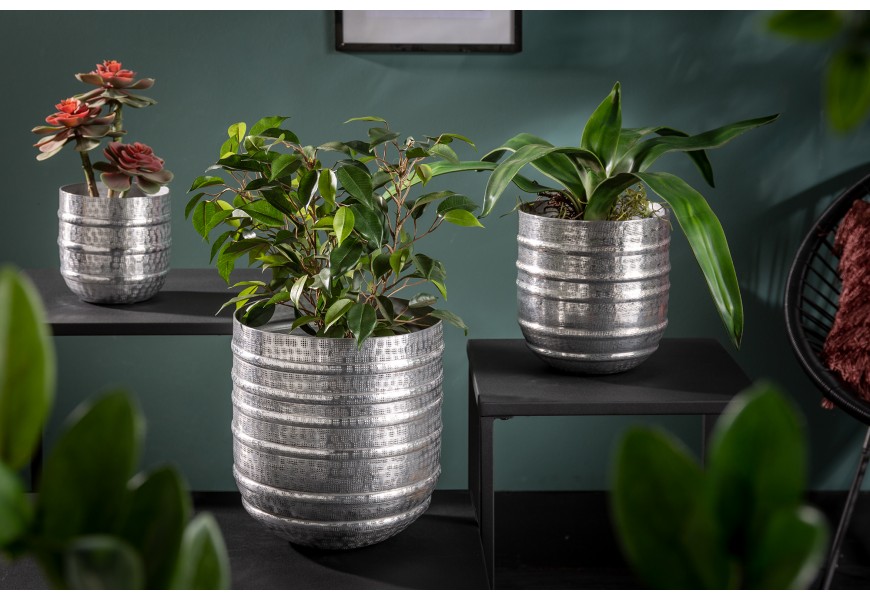 Nadčasový moderný set tepaných strieborných kvetináčov Argento zo zliatiny kovu s horizontálnymi pruhmi