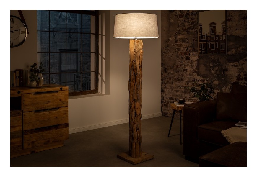 Drevená Etno stojaca lampa Adelise z teakového dreva so sivým ľanovým tienidlom 134cm