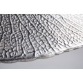 Art-deco štýlový príručný stolík Zapalota z kovu v tvare listu v striebornej farbe 40cm