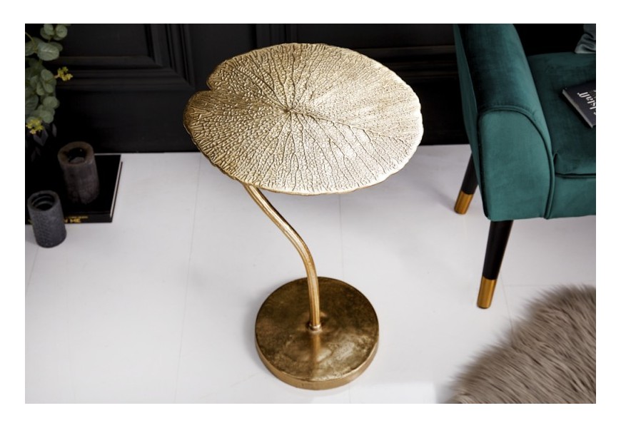 Art-deco štýlový príručný stolík Zapalota z kovu v tvare listu v zlatej farbe 40cm