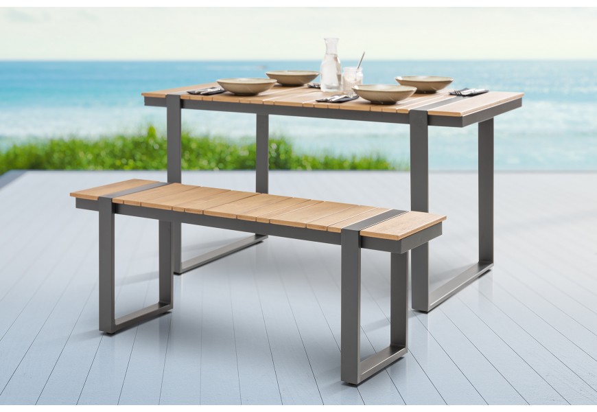 Moderná a nadčasová záhradná lavica Acostado s čiernymi nohami v industriálnom štýle