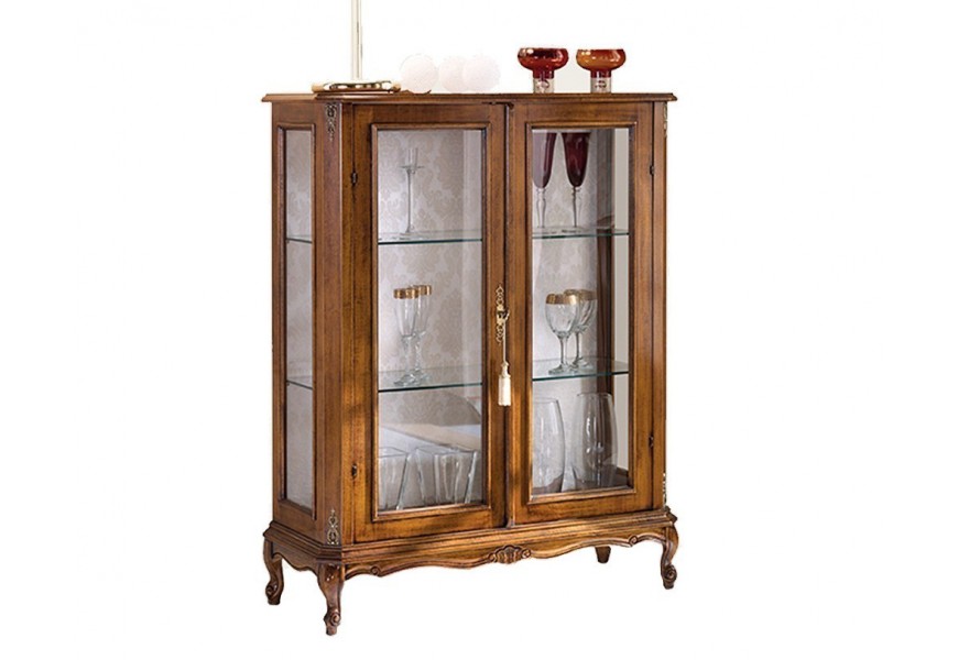 Luxusná dvojdverová presklená vitrína z dreveného masívu v orechovo-hnedej farbe s barokovou výzdobou