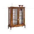 Luxusná dvojdverová presklená vitrína z dreveného masívu v orechovo-hnedej farbe s barokovou výzdobou