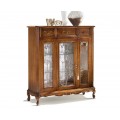 Luxusná klasická presklená vitrína Emociones z masívneho dreva hnedej farby s rustikálnym zdobením