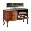 Masívny drevený TV stolík Clásica s poličkami a zásuvkami s rustikálnym zdobením a vyrezávanými nožičkami
