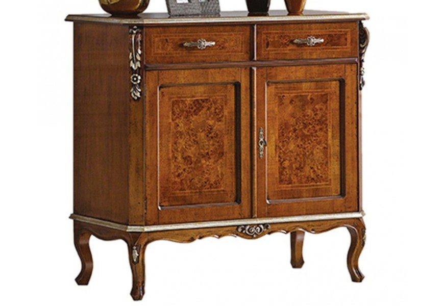 Luxusný drevený dvojdverový príborník orechovo-hnedej farby v klasickom štýle s bohatou barokovou výzdobou a chippendale nožkami