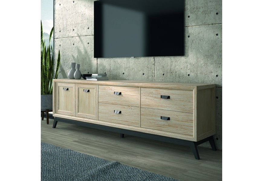 Moderný TV stolik Rodas vyhotovený z masívneho dreva s poličkami a dvierkami s kovovými rukoväťami