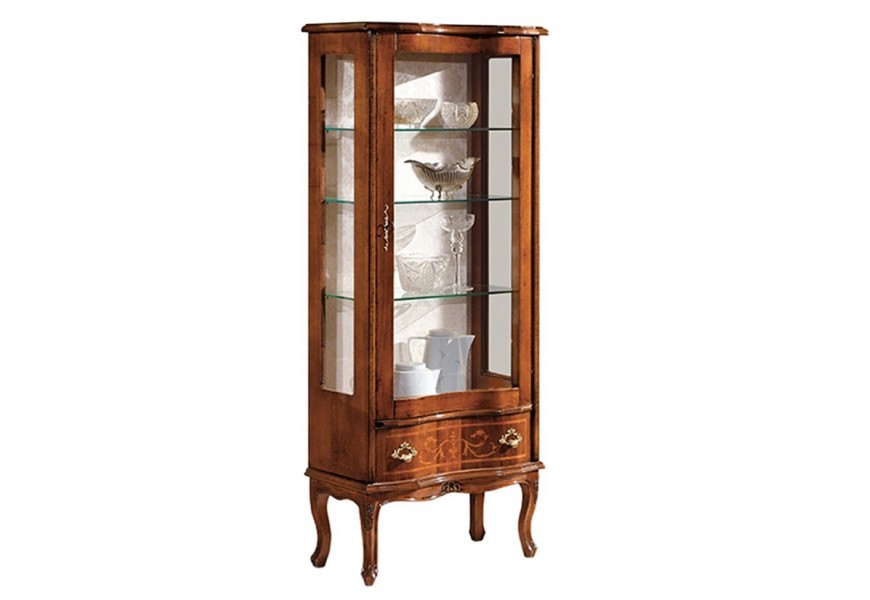 Luxusná klasická vitrína Clásica z masívu so štyrmi poličkami a zásuvkou s kovovými úchytkami
