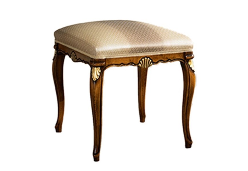 Exkluzívna masívna taburetka Pasiones hnedej farby s krmovým čalúnením a vyrezávanými rustikálnymi nožičkami