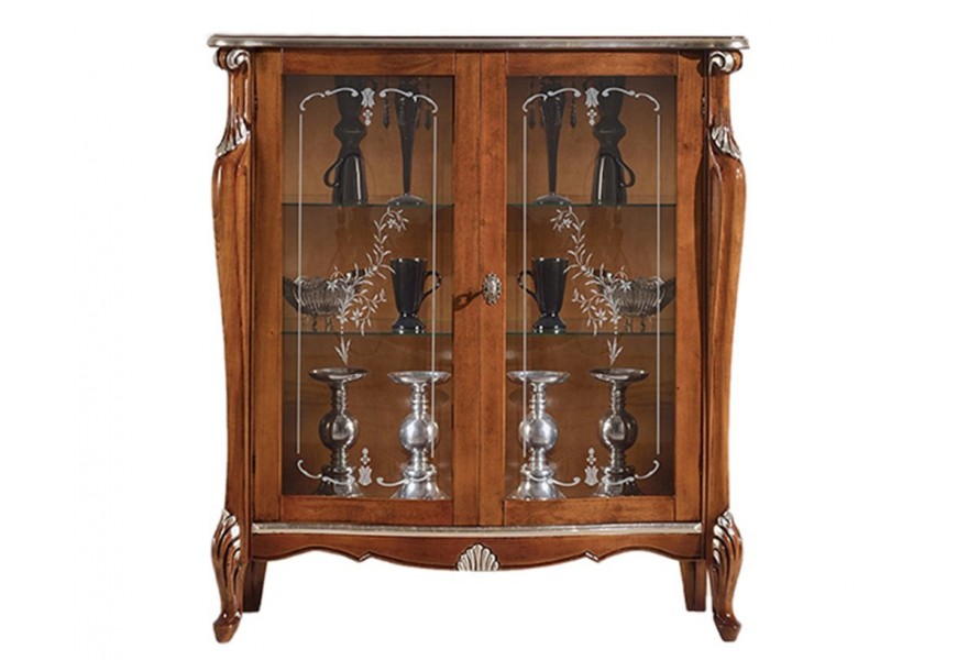 Nadčasová exkluzívna nízka vitrína Pasiones z masívneho dreva s presklenými dvierkami v barokovom štýle