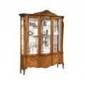 Luxusná presklená vitrína v klasickom štýle z orechovo-hnedého masívneho dreva na nožičkách