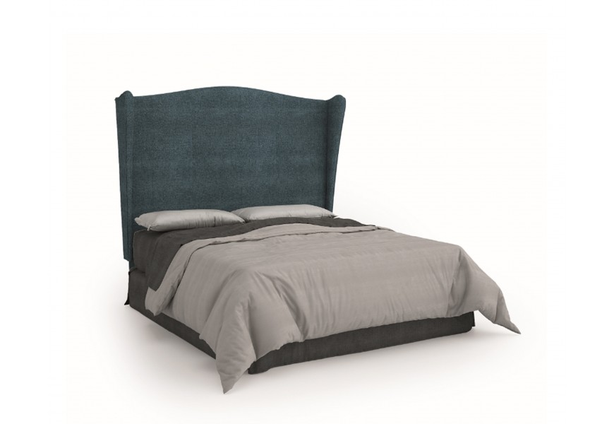 Nadčasová klasická a elegantná manželská posteľ Lyon z masívneho borovicového dreva s čalúneným čelom na nožičkách