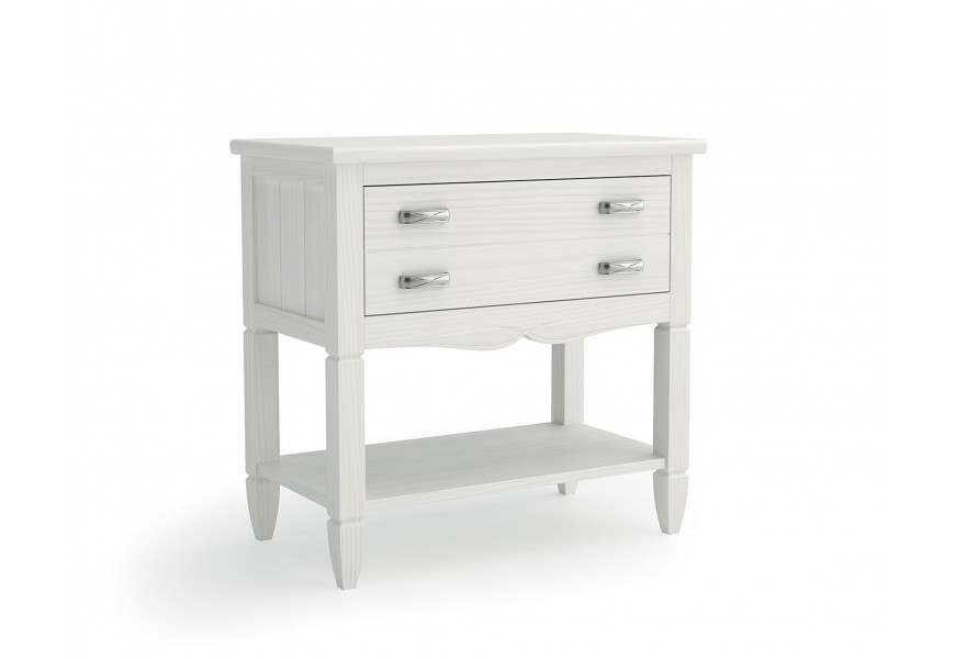 Luxusný moderný masívny široký nočný stolík Amberes s dvomi zásuvkami s kovovými úchytkami a jednou policou s vyrezávanými nožičkami a ozdobnou lištou v bielej farbe