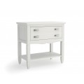 Luxusný moderný masívny široký nočný stolík Amberes s dvomi zásuvkami s kovovými úchytkami a jednou policou s vyrezávanými nožičkami a ozdobnou lištou v bielej farbe