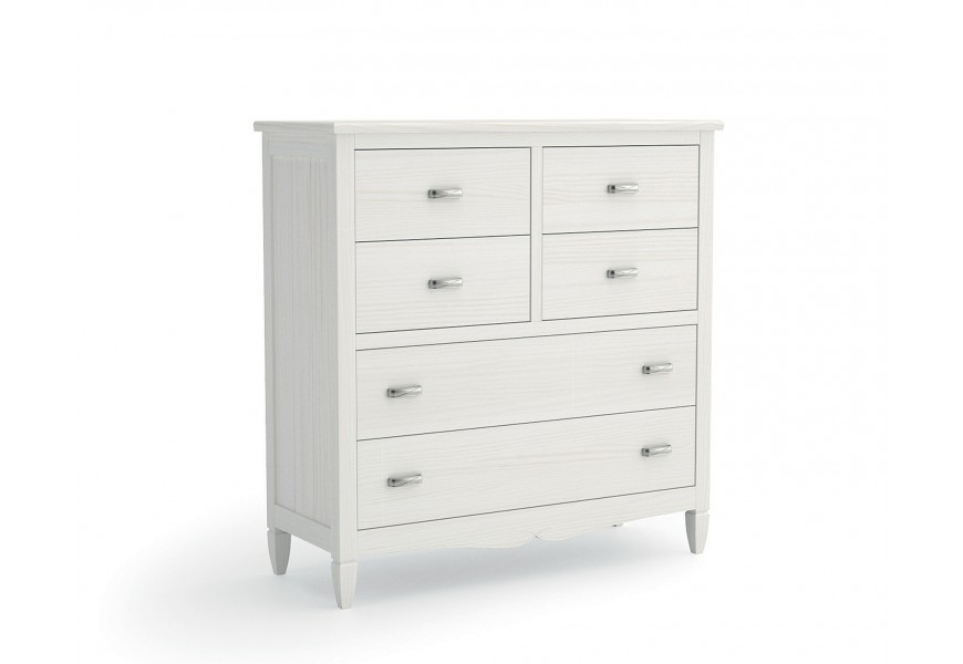 Luxusná masívna moderná široká biela komoda Amberes s dvomi širokými a štyrmi užšími zásuvkami s obdĺžnikovými kovovými úchytkami na nízkych nožičkách s ozdobnou vyrezávanou lištou