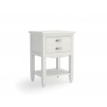 Luxusný moderný obdĺžnikový nočný stolík Amberes z masívneho dreva v bielom prevedení s dvomi zásuvkami s kovovými úchytkami a policou na dlhých štíhlych nožičkách