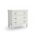 Luxusný moderný široký nočný stolík Amberes z masívneho dreva v bielej farbe s tromi zásuvkami s obdĺžnikovými kovovými úchytkami s vyrezávanými nožičkami a ozdobnou lištou