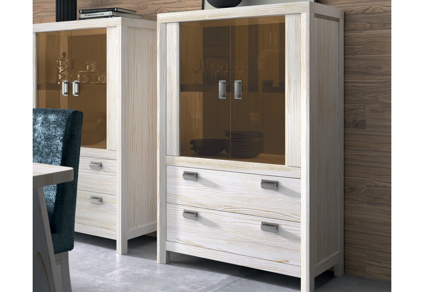 Štýlová nízka vitrína Lyon z dreveného masívu s úložným priestorom vo forme párov sklenených dvierok a zásuviek