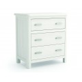 Luxusný masívny biely nočný stolík Cerdena s obdĺžnikovou vrchnou doskou  s tromi zásuvkami s kovovými úchytkami na nízkych nožičkách so zaoblenými prednými rohmi