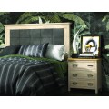 Elegantný nočný stolík s úchytkami charakteristickými pre kolekciu