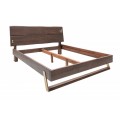 Dizajnová posteľ Mammut z agátového dreva tmavo hnedej farby doplnená zlatými prvkami 205cm