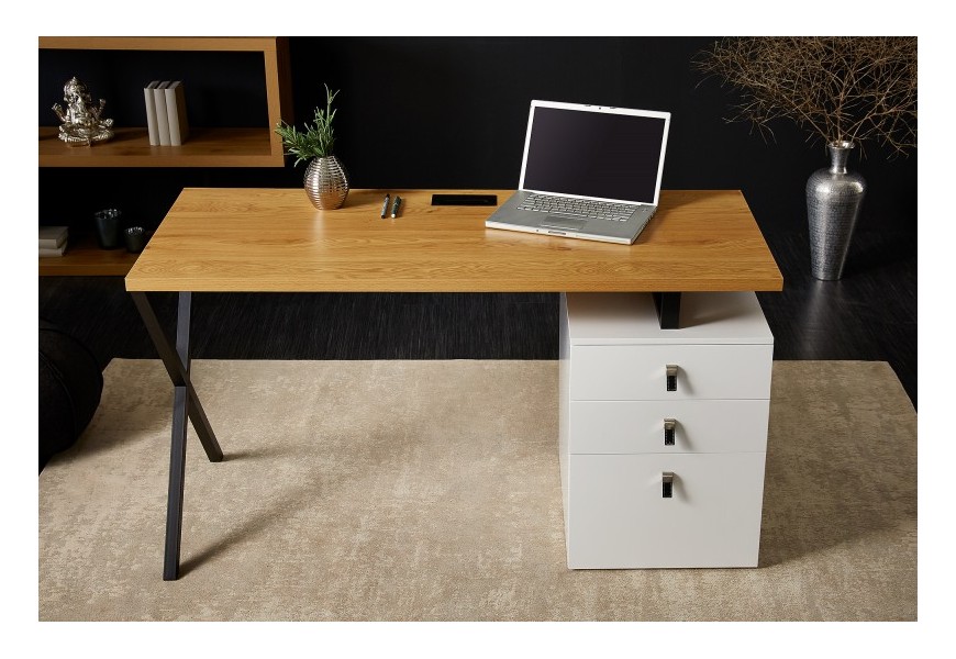 Dizajnový masívny písací stôl Westford v industriálnom štýle v dubovom odtieni s tromi bielymi zásuvkami a kovovou konštrukciou