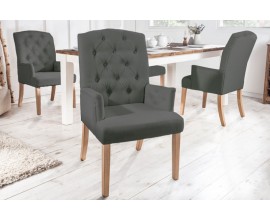 Dizajnová jedálenská stolička Valentino v škandinávskom štýle so sivým prešívaným poťahom a drevenými nohami