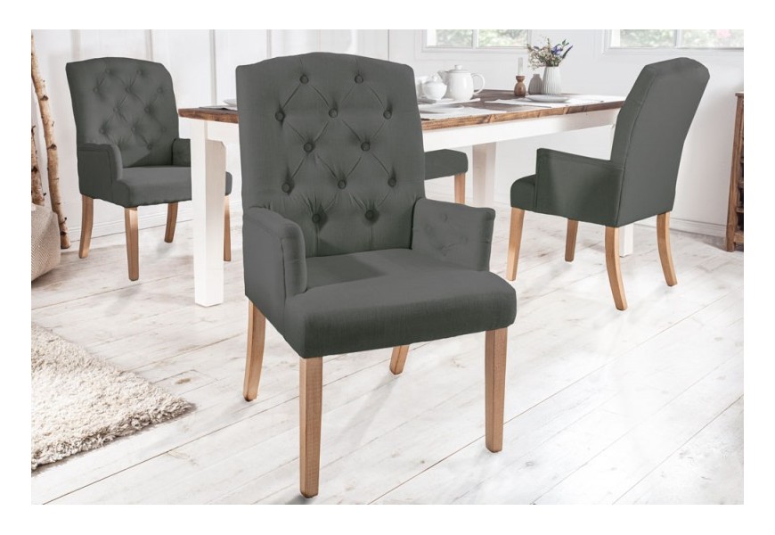 Dizajnová jedálenská stolička Valentino v škandinávskom štýle so sivým prešívaným poťahom a drevenými nohami