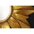 Orientálna kruhové nástenné zrkadlo Slnečnica so zlatým kovovým rámom v tvare lupeňov 60cm