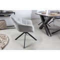 Dizajnová stolička so stabilnými nožičkami a pohodlnými opierkami
