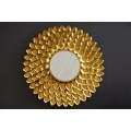 Art-deco kruhov&eacute; n&aacute;stenn&eacute; zrkadlo Tizia s r&aacute;mom v tvare lupeňov kvetu v zlatej farbe 90cm