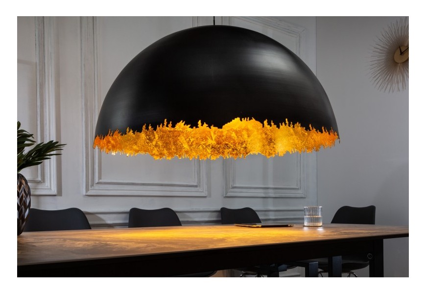 Dizajnov&aacute; z&aacute;vesn&aacute; lampa Elodie s polkruhov&yacute;m kovov&yacute;m tienidlom v čierno-zlatej farbe 61cm
