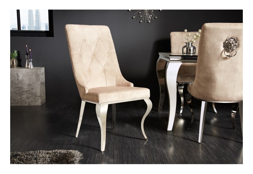 Dizajnová jedálenská stolička Glamour so zamatovým čalúnením v jemnej farbe šampanského s chrómovými nohami