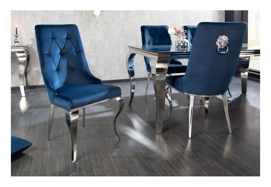 Dizajnová čalúnená jedálenská stolička s kovovými chrómovými nohami a s tmavomodrým zamatovým čalúnením