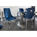 Dizajnová čalúnená jedálenská stolička s kovovými chrómovými nohami a s tmavomodrým zamatovým čalúnením