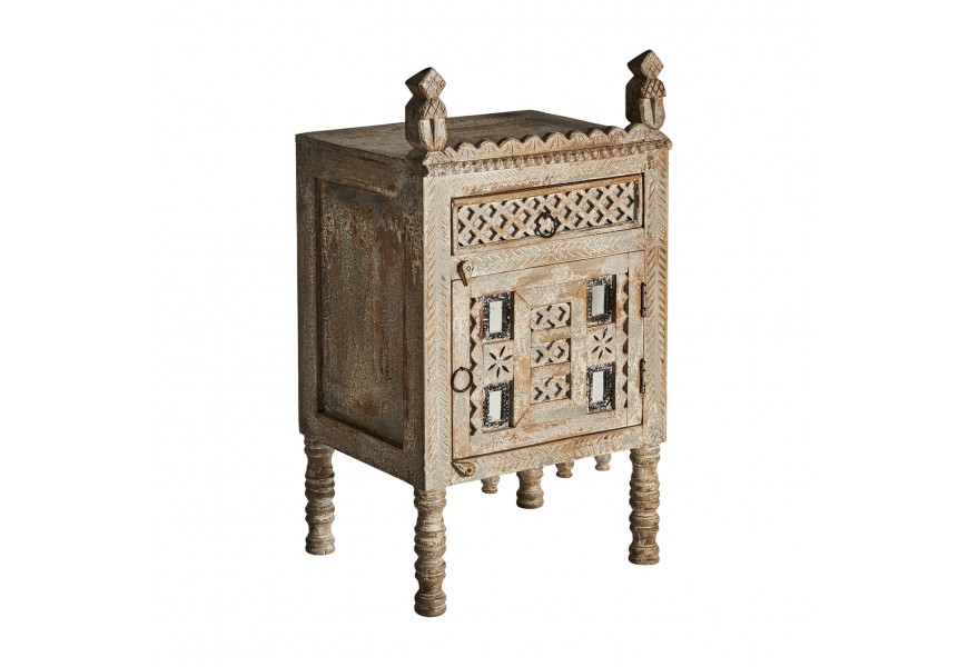 Orient&aacute;lny nočn&yacute; stol&iacute;k Brodas z mas&iacute;vneho mangov&eacute;ho dreva s bohat&yacute;m ornament&aacute;lnym vyrez&aacute;van&iacute;m 81cm