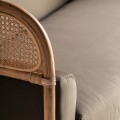 Luxusn&aacute; ratanov&aacute; sedačka Aldea do ob&yacute;vačky v natur&aacute;lnom odtieni s hned&yacute;m ťav&yacute;m textiln&yacute;m poťahom 140cm