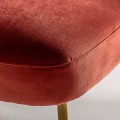 Art-deco luxusná stolička Silia lastúrovitého tvaru so zamatovým čalúnením koralovej farby a so zlatými nohami