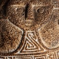 Jedinečná vyrezávaná masívna etno socha Ipinks v hnedej prevedení
