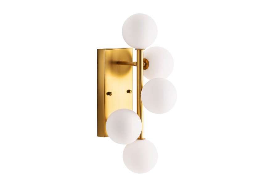 Dizajnová nástenná lampa Esme v art-deco štýle so zlatou konštrukciou z kovu a s piatimi bielymi sklenenými tienidlami