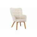 Škandinávske moderné kreslo Scandinavia s prešívaným čalúnením v krémovej farbe s drevenými nožičkami 97cm