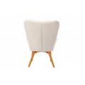 Škandinávske moderné kreslo Scandinavia s prešívaným čalúnením v krémovej farbe s drevenými nožičkami 97cm