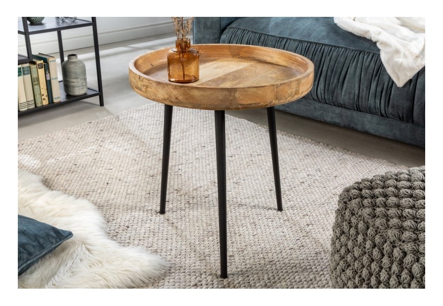 Štýlový príručný stolík Pure Nature z prírodne hnedého masívu s čiernymi kovovými nožičkami